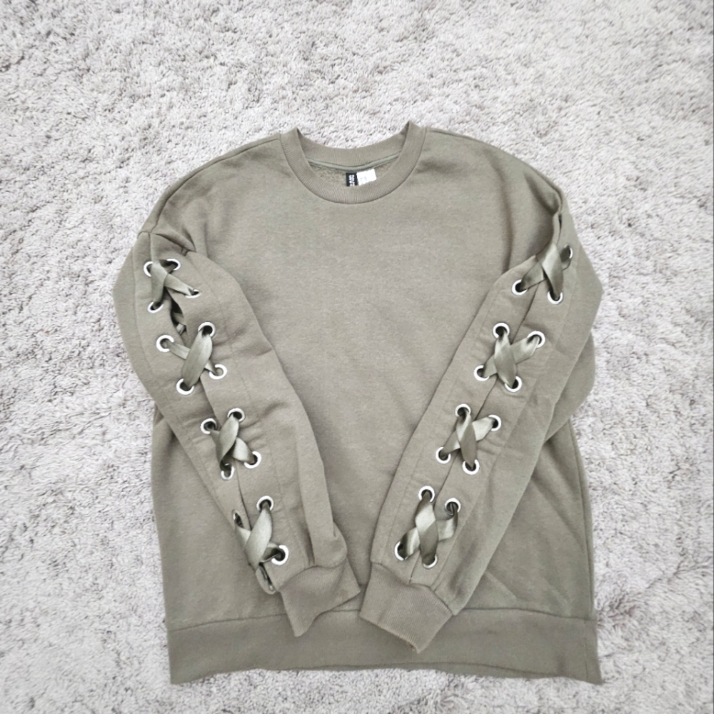 Sweatshirt with Ribbon - Picture 2 of 3